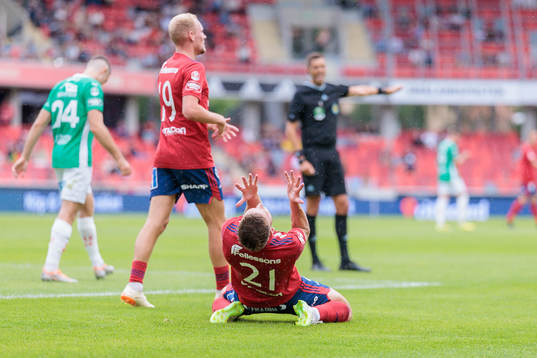 Östers Runar Thor Sigurgeirsson reagerar på ett domslut