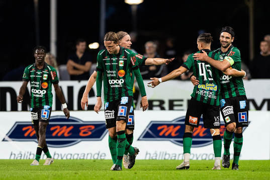 Varbergs Oliver Stanisic jublar med lagkamrater