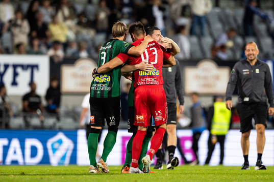 Varbergs målvakt Stojan Lukic jublar med lagkamrater