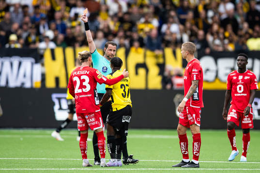 Häckens Ibrahim Sadiq tilldelas rött kort av Domare