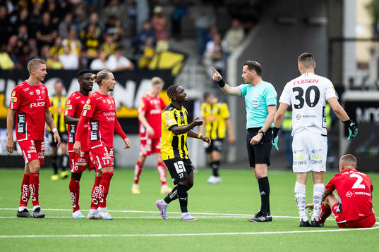 Häckens Ibrahim Sadiq tilldelas rött kort av Domare