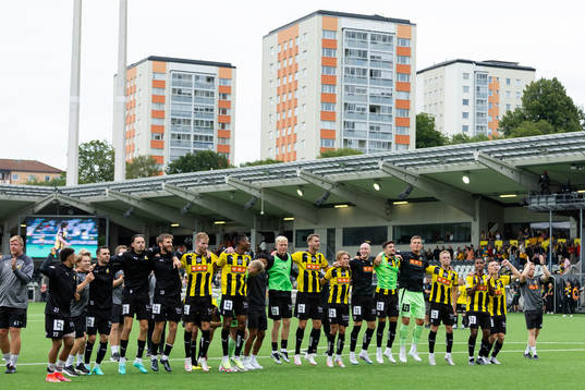 Häckens spelare jublar