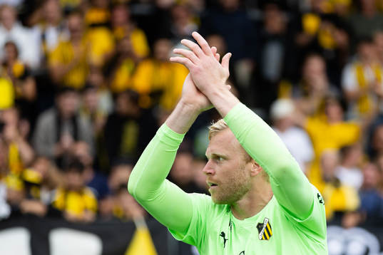 Häckens målvakt Peter Abrahamsson jublar och tackar