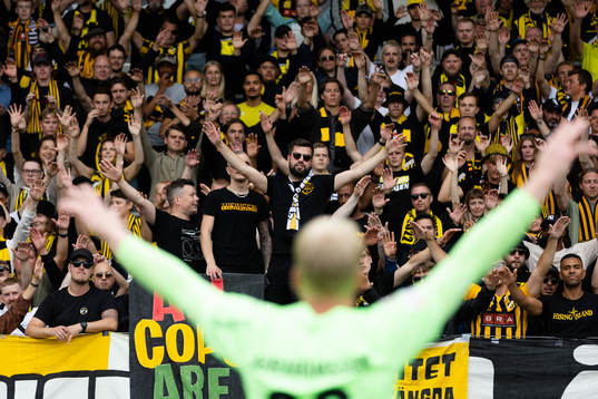 Häckens målvakt Peter Abrahamsson jublar och tackar