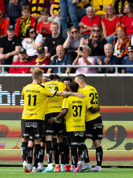 Häckens Tobias Sana jublar med lagkamrater