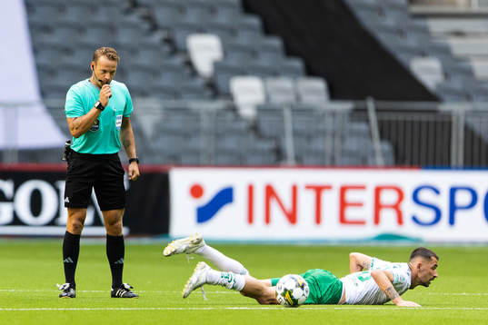 Domare Stefan Johannesson och Hammarbys Loret Sadiku