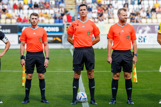 Domare Ivan Prgomet med assisterande domare Ajdin Mlivic