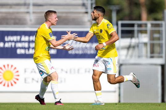 Falkenbergs Lucas Sibelius och Leonardo Farah Shahin jublar