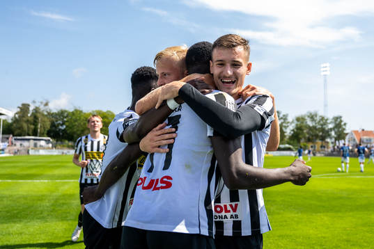 Landskronas Robin Dzabic jublar tillsammans med Ousmane Diawara efter 0-3