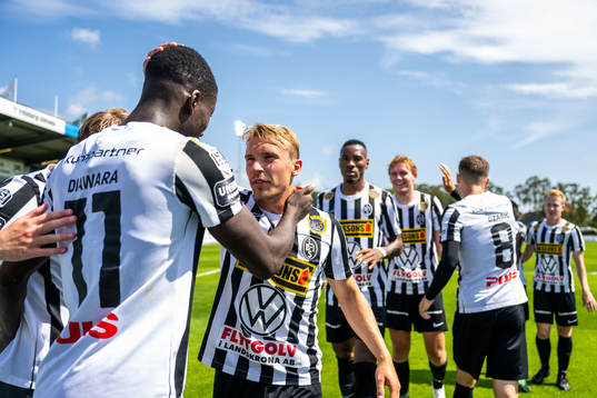Landskronas Edvin Dahlqvist jublar tillsammans med Ousmane Diawara efter 0-3