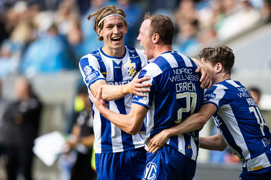IFK Göteborgs Adam Carlén jublar med Johan Bångsbo och Gustaf Norlin efter 1-0