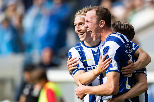 IFK Göteborgs Adam Carlén jublar med Johan Bångsbo och