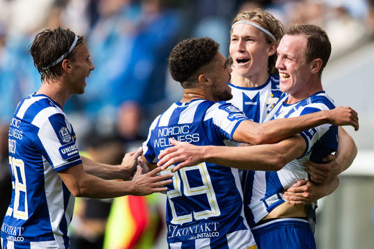 IFK Göteborgs Adam Carlén jublar med Johan Bångsbo,