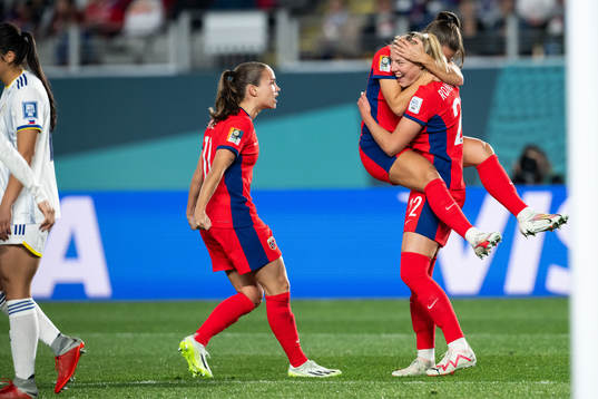 Sophie Román Haug of Norway celebrates with Emilie Bosshard Haavi and Guro Reiten after 1-0