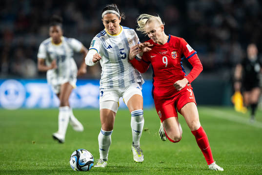 Hali Long of Philippines and Karina Sævik of Norway