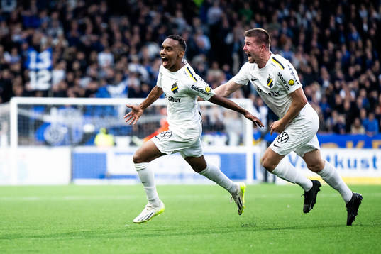 AIKs Bilal Hussein och Mads Døhr Thychosen  jublar efter 0-1