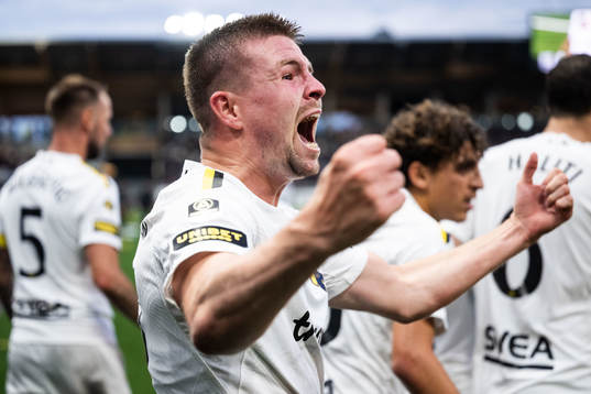 AIKs Mads Døhr Thychosen jublar efter 0-1 av Bilal Hussein (ej i bild)