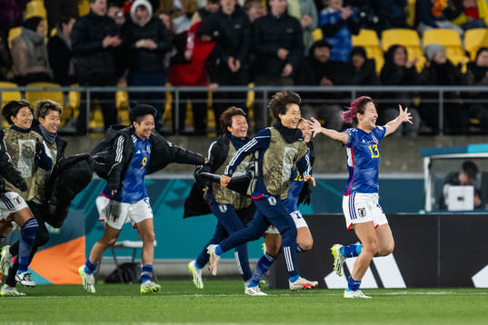 Jun Endo of Japan celebrates