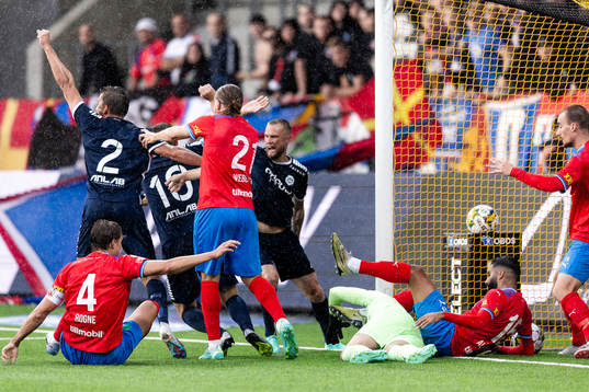 Utsiktens Wilhelm Nilsson, Albin Skoglund och Alexander Faltsetas jublar efter 1-0