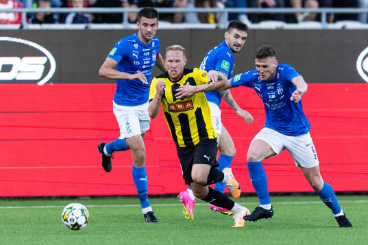 Mikkel Rygaard Jensen of Häcken and Deni Pavlovic of