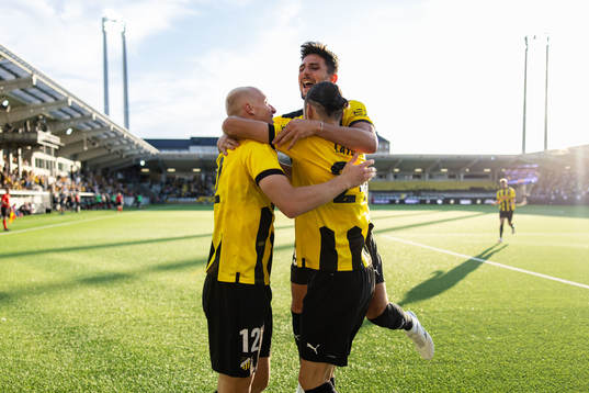 Amor Layouni of Häcken celebrates with Valgeir Lunddal and
