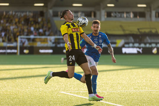 Amor Layouni of Häcken and René Joensen of Klaksvik