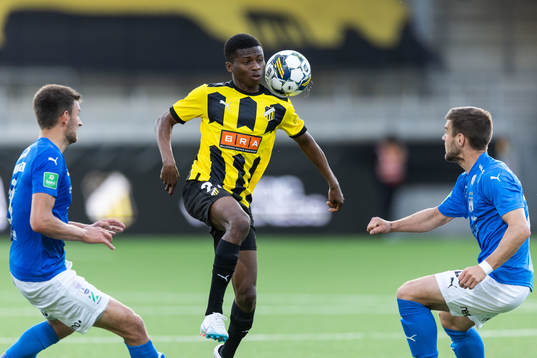 Akoua Romeo Amane of Häcken against Jakup Andreasen and