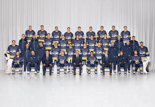  Tommi Tikka, Henrik Borgström, Mikael Seppälä, Åke Stakkestad, Oscar Fisker Moelgaard, Radan Lenc, Måns Lindbäck, Oliwer Kaski, Oskar Stål Lyrenäs. 3:e ledet från vänster: Läkare Jonas Kalman, Fystränare Johan Sandstedt, Fredrik Forsberg, Victor Sjöholm, Bobby Nardella, Olle Strandell, Hugo Fransson, Materialförvaltare Michael Sjöqvist, Materialförvaltare Roger Bergström. 2:a ledet från vänster: Victor Brattström, Sjukgymnast Andreas Frostemark, Målvaktstränare Joel Gistedt, Herman Hansson, Isac Brännström, Kalle Maalahti, Simon Önerud, Assisterande tränare Johan Davidsson, Spelarutvecklare Kris Beech, Joni Ortio. Sittande från vänster: Mattias Tedenby, Assisterande tränare Per Gustafsson, Sportchef Kent Norberg, Joonas Nättinen, Klubbdirektör Johan Lindbom, André Petersson, Assisterande sportchef Oscar Sundh, Huvudtränare Tomas Montén, Anton Strålman.