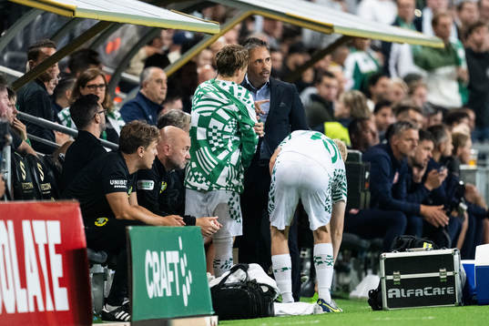 August Mikkelsen and Head coach Marti Cifuentes of Hammarby