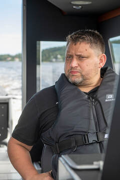 Modo hockeys huvudtränare Mattias Karlin åker båt