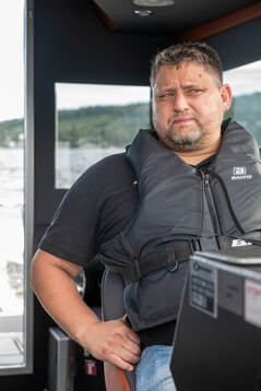 Modo hockeys huvudtränare Mattias Karlin åker båt