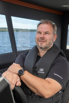 Modo hockeys sportchef Henrik Gradin  åker båt