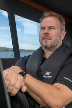 Modo hockeys sportchef Henrik Gradin  åker båt