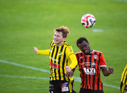 IFK Hässleholms Edvin Nilsson nickduellerar i matchen i division 2 mellan IFK Hässleholm och Kristianstads FC, i Hässleholm 4 augusti 2023.