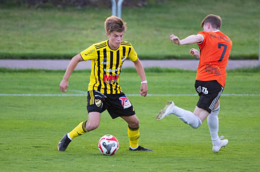 IFK Hässleholms Jussi Tikkanen fintar bort Kristianstads Samuel Wikström i matchen i division 2 mellan IFK Hässleholm och Kristianstads FC, i Hässleholm 4 augusti 2023.