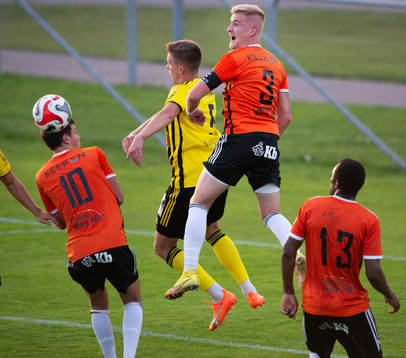 Kristianstads Linus Svensson når högst i matchen i division 2 mellan IFK Hässleholm och Kristianstads FC, i Hässleholm 4 augusti 2023.