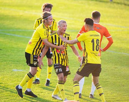 IFK Hässleholms Olle Kjellman Olblad har kvitterat till 1-1 och grattas