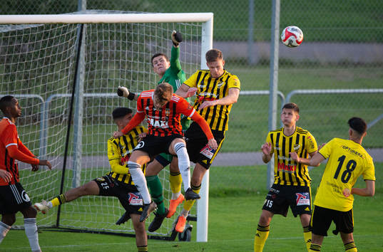 IFK Hässleholms målvakt Victor Stulic boxar bort bollen i matchen i division 2 mellan IFK Hässleholm och Kristianstads FC, i Hässleholm 4 augusti 2023.
