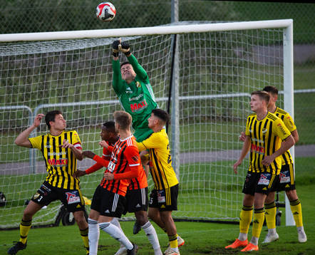 IFK Hässleholms målvakt Victor Stulic boxar bort bollen i matchen i division 2 mellan IFK Hässleholm och Kristianstads FC, i Hässleholm 4 augusti 2023.