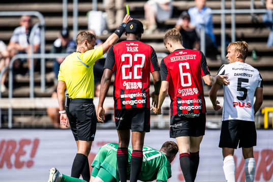 Landskronas Edvin Dahlqvist får gult kort av domare