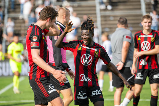 Östersunds Myroslav Mazur och Samuel Mensiro jublar efter slutsignalen