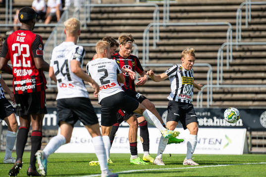 Landskronas Johan Rapp försöker stoppa Östersunds