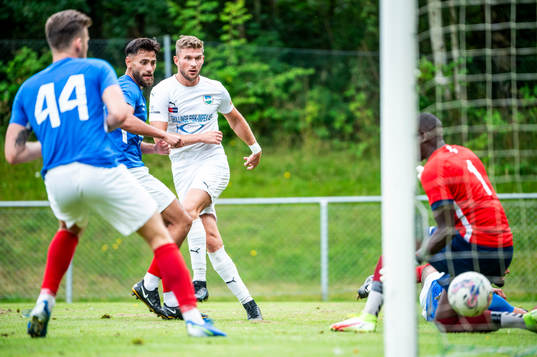 Österlens Erik Pärsson gör 1-0 på FBK Balkans målvakt