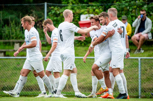 Österlens Erik Pärsson gör 1-0 och jublar med