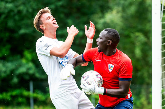 Österlens Axel Orrenius mot FBK Balkans målvakt Ronald