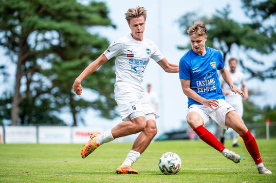 Österlens Axel Orrenius mot FBK Balkans Carl Puumalainen