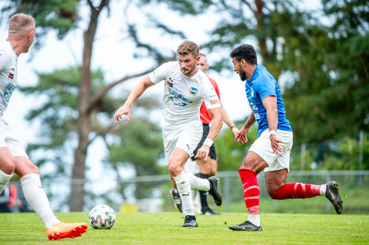 Österlens Erik Pärsson mot FBK Balkans Hozan Faraidoon