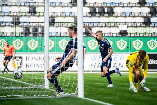 Utsiktens Lucas Hedlund jublar