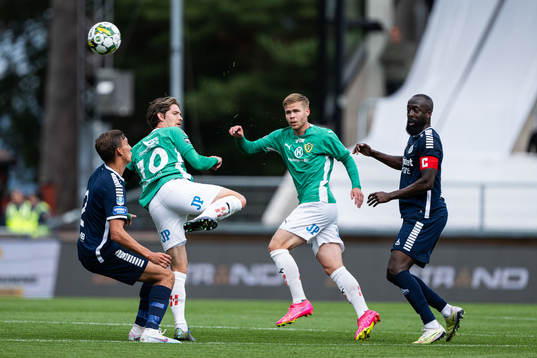 önköpings Södras Robin Book och Anton Thorsson i kamp med Utsiktens Wilhelm Nilsson och Ronald Mukiibi 