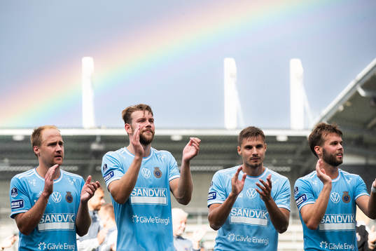 Gefles Oscar Lundin, Niclas Håkansson, Jacob Hjelte och Nils Eriksson jublar